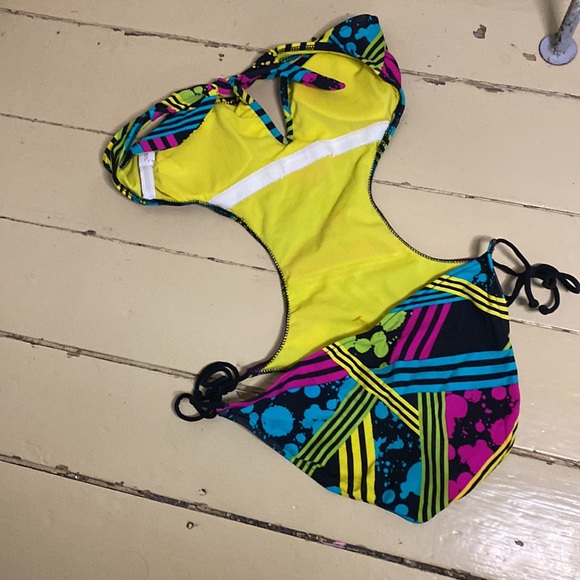 Never worn swimsuit - Picture 5 of 5